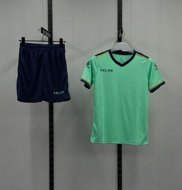 спортивные формы: Спортивный комплект от Kelme, состоящий из мятно-зеленой футболки и