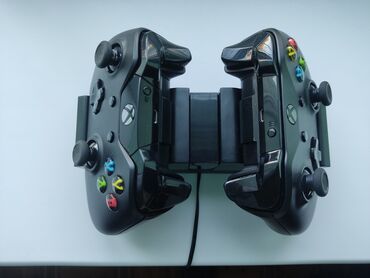 Xbox One: Продаю два геймпада Xbox One на аккумуляторах для док станции, в