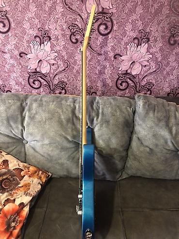 kitara: Elektrik gitara – mavi metalik rəngli, superstrat tipli korpus — 5