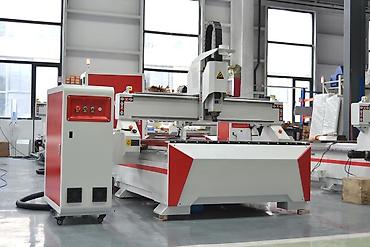 taxta yonan aparat: CNC freze–oyma dəzgahı - 3 oxlu portal konstruksiya: X/Y/Z oxları — 1