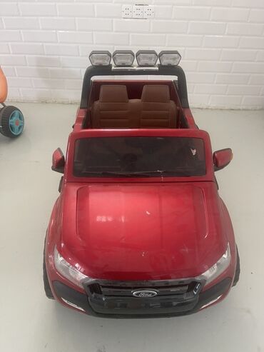 uşaq üçün maşinlar: Uşaqlar üçün nəzərdə tutulmuş Ford Wildtrak modelinin qırmızı rəngli