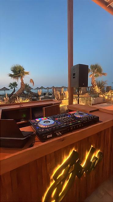Kontrollerlər: Pioneer DJ DDJ‑SZ2 DJ kontroleri satılır. Əsas xüsusiyyətlər: - 4 — 2