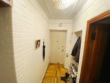 qelebe kruqu: Bakı, Yasamal, 3 otaqlı, Köhnə tikili, m. İnşaatçılar, 75 kv. m — 1
