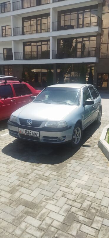 автомойка оборудование: Хэтчбек Volkswagen Pointer серебристого цвета, оборудованный