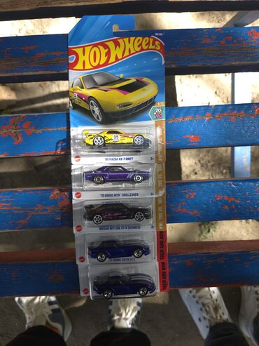 требуются модели для наращивания ресниц: Hot Wheels “Then and Now / 70s vs 2000s” seriyasından mini model
