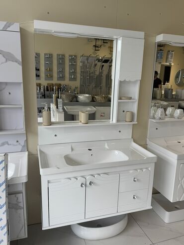 Hamam üçün aksessuarlar: Ağ rəngli, hamam otağı üçün nəzərdə tutulmuş güzgülü şkaf və lavabo