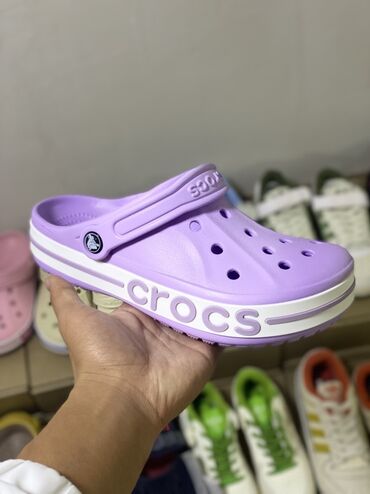 кроксы белые: Клоги типа Crocs с массивной подошвой и ярким брендированием по борту