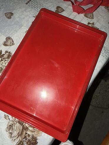 ikea posuda za hranu: Plastični pladanj/poslužavnik – crveni - Materijal: čvrsta plastika — 1