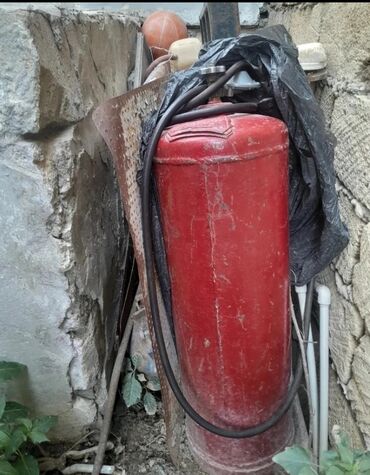 пластиковые баки для воды в баку: Məhsul: Qaz balonu komplekti Təsvir: - Şaquli tip qırmızı metal qaz