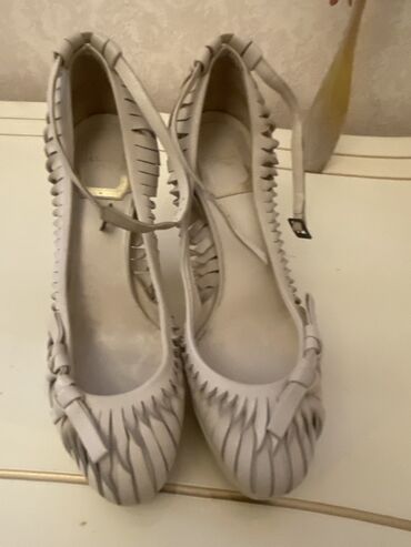 Tuflilər: İki cüt qadın ayaqqabısı və uyğun çanta dəsti 1) Lolita Botti leopard — 33