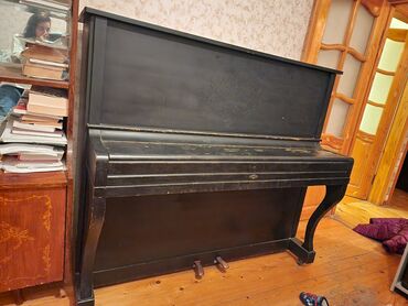 Pianolar: Fortepiano, bütün dilləri işləyir, yaxşı vəziyyətdədir. İki