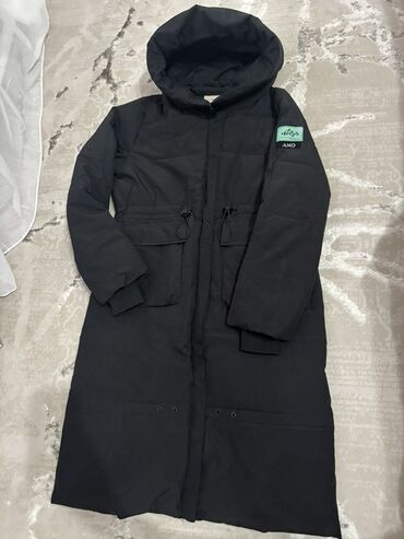 джинсы подростковые: Длинная женская куртка TUMASSI, черная зимняя - Модель: утепленная