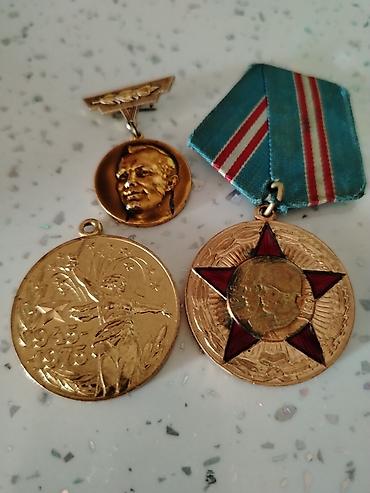 Sovet dövrünə aid 3 ədəd medal və nişan dəsti satilir - Mavi-qırmızı