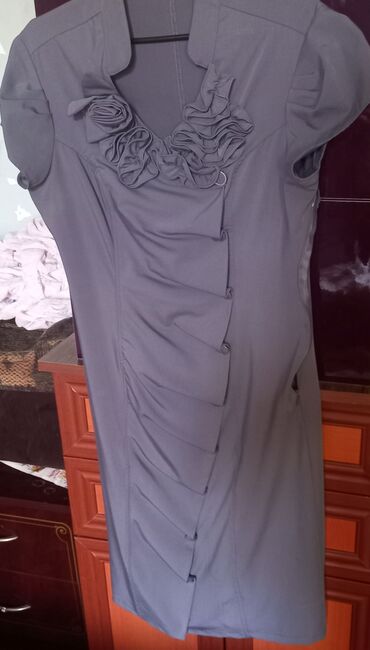 Dəstlər, kostyumlar: Gôy atlas kostyum 120 manata alinib 60 manata satilir. Cemi 1 defe — 5