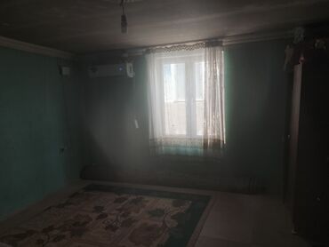Аренда комнат: Bu otaq mənzilin və ya evin daxili hissəsidir. Otaqda böyük pəncərə