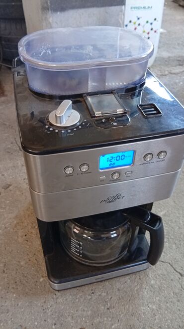 plastično kuvalo za kafu: Aparat za filter kafu Silva sa posudom za vodu i mlinom. Takodje ima