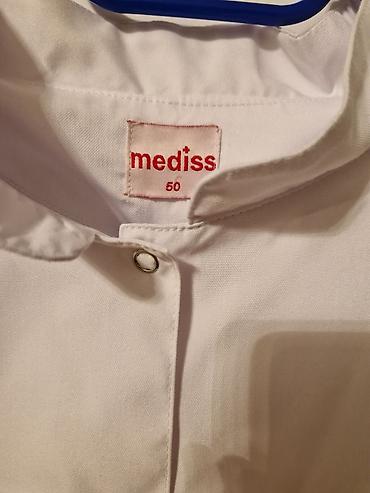 tibbi carpayi satilir: Hekim xalati boyuk olcu tezedir,qalin material,medis firmasi.52,54,56 — 2