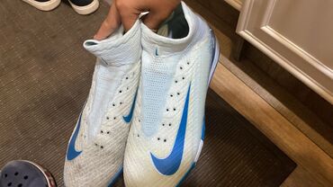 женские кроссовки reebok easytone: Белые кроссовки Nike с высоким верхом и голубыми логотипами. Удобная