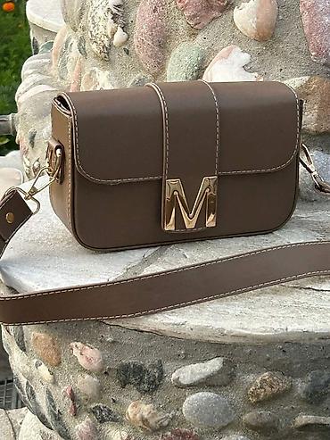 naocare za devojcice: Ženska crossbody torba sa širokim kaišem i metalnim „M“ detaljem - — 5
