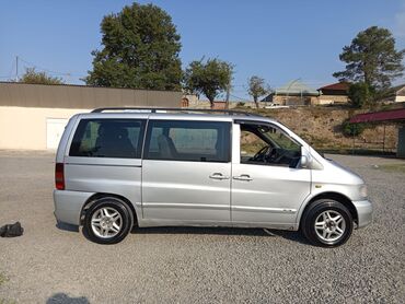 Mercedes-Benz: Gümüşü rəngli Mercedes-Benz Vito mikroavtobusu. Bu model yük və — 11