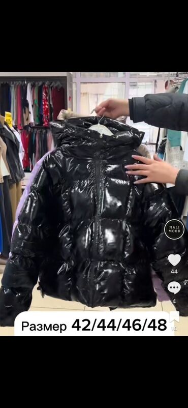 весенняя женская кожаная куртка: Куртка лаковая новая в размере м, отдам за 2000 сом