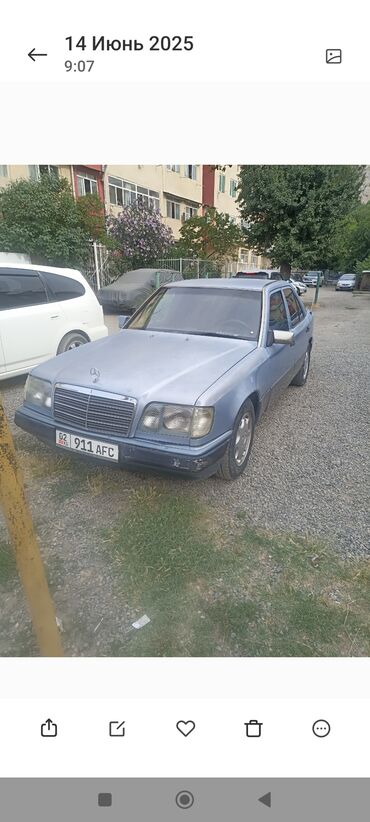 авто телега: Седан Mercedes-Benz голубого цвета с классическим дизайном. Автомобиль