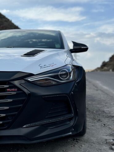 хундай алантра: Автомобиль Hyundai AVANTE белого цвета с контрастными черными