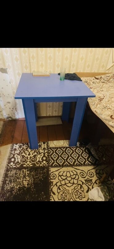 Taburetlər: Qonaq masası, Açılmayan, Kvadrat masa