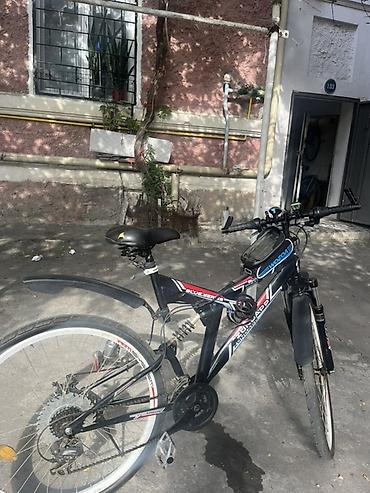 velosipedler 28: Dağ tipli/şəhər üçün uyğun velosiped - Rəng: qara, qırmızı-ağ — 2
