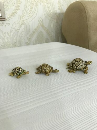 Heykəlciklər: Dubaydan alinib suvenirler.Tovuzqusu 110 azn Kitay qiz 70 azn — 8