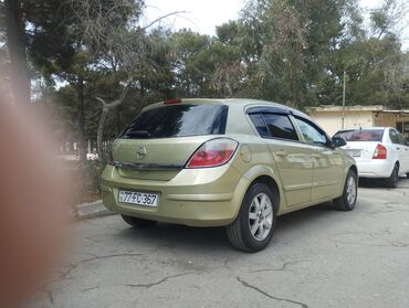 Opel: Opel Astra H – 5 qapılı hetçbek - Korpus: 5 qapılı, açıq-yaşıl rəng - — 3