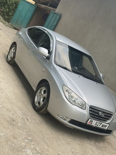 меняю дом на авто: Серебристый седан Hyundai Elantra, оснащенный литыми дисками