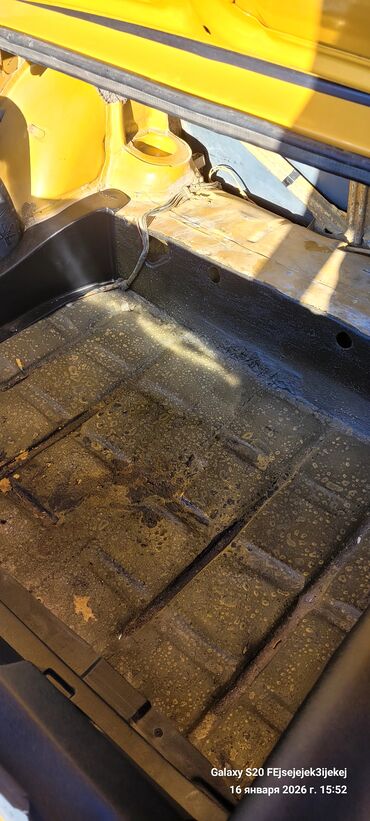 VAZ (LADA): VAZ 2106, sarı rəngli sedan Müəssisə: VAZ Model: 2106 (klassik — 12