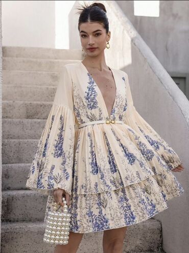 летнее платье с длинным рукавом: Платье мини с цветочным принтом и глубоким V‑вырезом. - Цвет