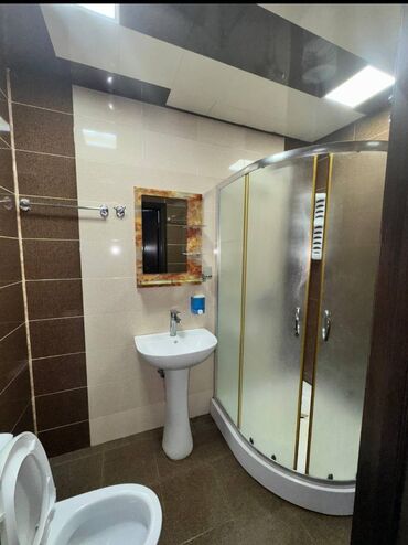 Uzunmüddətli kirayə mənzillər: Ev 5 mərtəbəli binanın 4-cü mərtəbəsindəki, tam təmirlidir. Bütün — 11