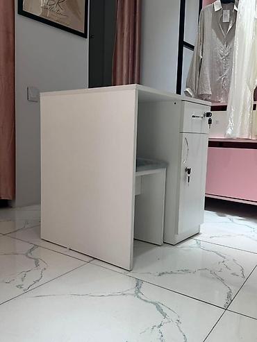 berber oturacagi: Ağ rəngli kompakt iş masası və taburet - Material: laminat/MDFlam — 2