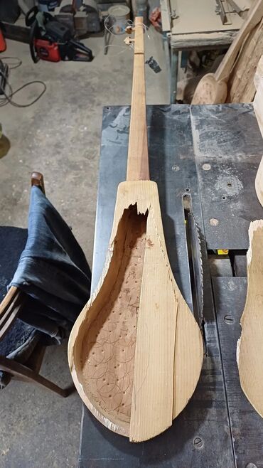 Комузы: Оруктон жасалган комуздар жана кылкыяктар сатылат, уста озу комузчу — 7