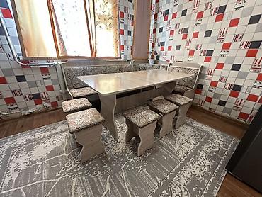 Кухонные мягкие уголки: Кухонный уголок с обеденным столом и табуретами Комплектация: - — 2