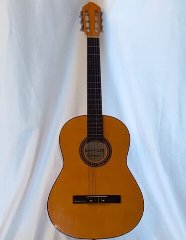 gitara: Klassik Barcelona Gitar satılır .Ancaq whatsapp. Yazın zənglər