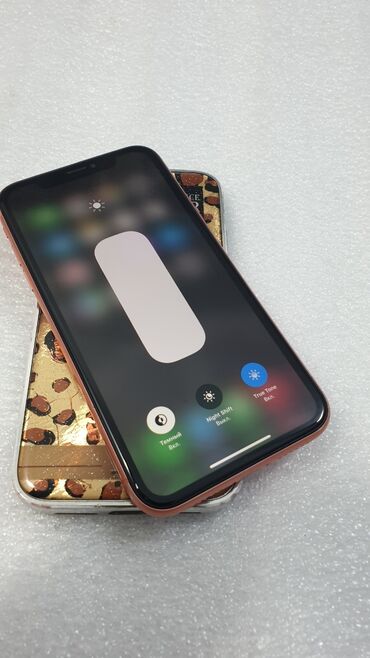 iphone xr в корпусе 15 pro: IPhone Xr, Б/у, 128 ГБ, Коралловый, Чехол, 100 %