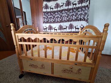 токмок стол: Деревянная детская кроватка светлого оттенка, украшенная декоративными