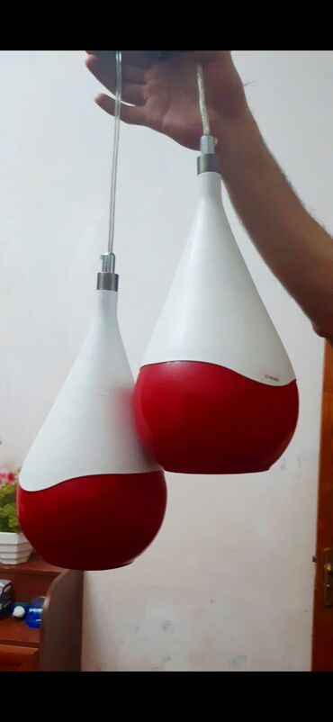 Bıçaqlar: Ağ və qırmızı rənglərdə olan iki asma lampa dəsti. Hər lampa konusvari