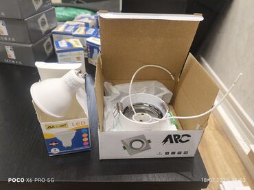 Окна: ARC Lighting tavan lampası və AX-Light LED lampa. Tavan lampası