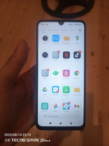 Redmi: Ön tərəfində damcı çəpişli ekranı və arxa tərəfində dairəvi kamera