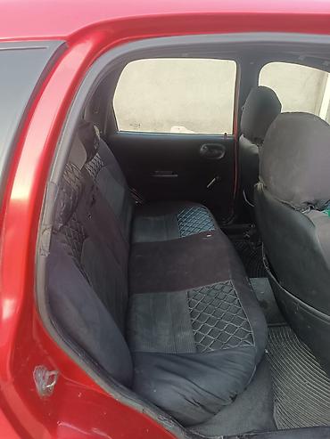 avto aksesuar kredit: Qırmızı rəngli şəhər avtomobili – 5 qapılı hatchback. otur sur — 3