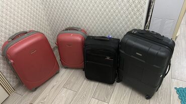 сумка на колёсах: Чемоданы выполнены в розовом цвете из прочного материала, оснащены