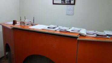 Табуретки: Стойка ресепшн из акрила за символическую цену 5000 сом. Состоит из 3