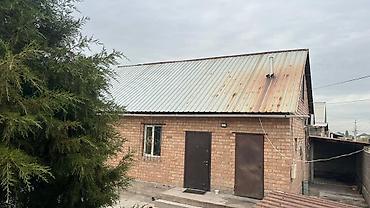 Продажа коттеджей и домов: Продается дом с просторным двором и хозяйственными постройками. - — 25