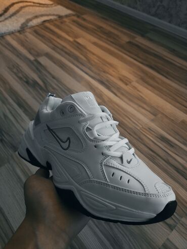 Кроссовки и спортивная обувь: Продается в идеальном состоянии белые Nikе кроссы