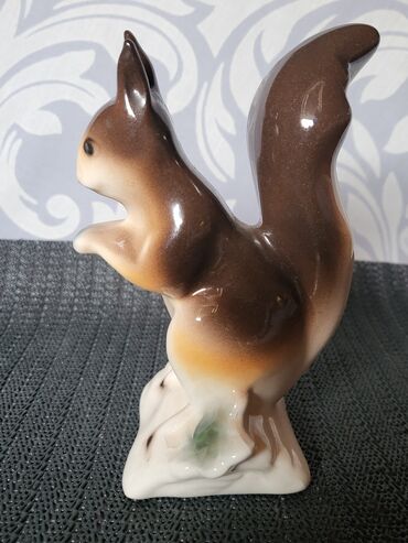 Ostali kućni dekor: Porcelanska nova figura veverice 70te. Figura nova sve na njoj je — 8